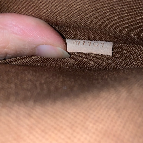 Louis Vuitton Crossbody - Picture 10 of 16